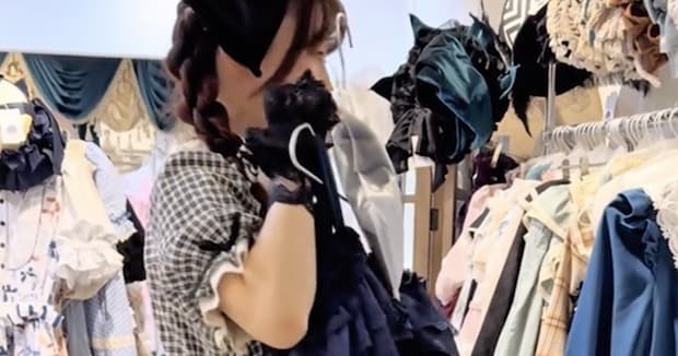 買わずに後悔していた「ロリータ服」→後日店頭で……「お洋服の方が待ってたんやろな」　120万再生の“運命の出会い”に「まじで購買意欲あがるww」