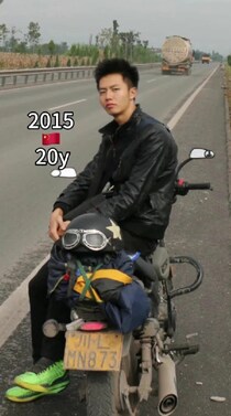 バイクに乗ったヤンチャそうな20歳の男性→10年後……　驚くべき大変身が185万再生「信じられない」「何があったの？」【海外】