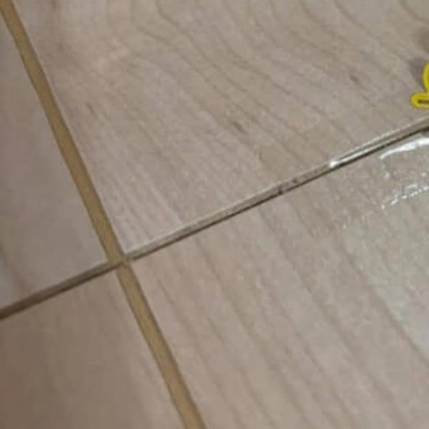 夫がうっかり破壊してしまった床→そこに3歳娘が現れ、貼ったのは…… 「死ぬほど笑った」まさかの光景に「どこから持ってきたんだろう」