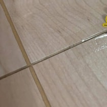 夫がうっかり破壊してしまった床→そこに3歳娘が現れ、貼ったのは……　「死ぬほど笑った」まさかの光景に「どこから持ってきたんだろう」