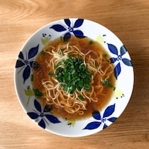 【60代に聞いた】スープも飲み干しちゃう「袋麺」ランキング！　2位は「日清ラ王」、1位は？