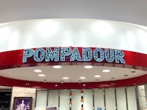 「かわいいいいい」横浜元町発祥・ポンパドウルの“手提げ袋風440円エコバッグ”が人気　「ポンパといえばこの赤色」「肩掛けできるし食パンが入る」「ずっと欲しくてついにゲット！」