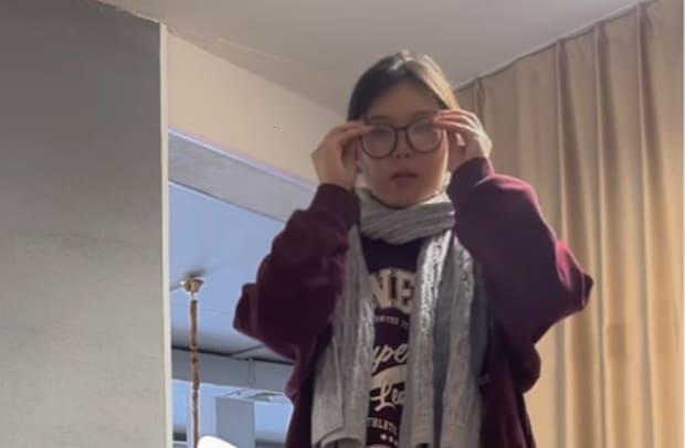 男性にはメガネとスウェットで会う女性、しかし女友だちとは…… まさかの姿が880万再生「ほんとコレ」「笑っちゃうほど真理」【海外】