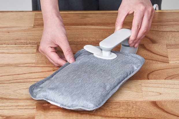 「え!?何コレかわいい」 “ネコみたいな湯たんぽ”が話題 「猫アレルギーの人間には買いでしかない」「去年から愛用してる! めっちゃ暖かくてかわいい」