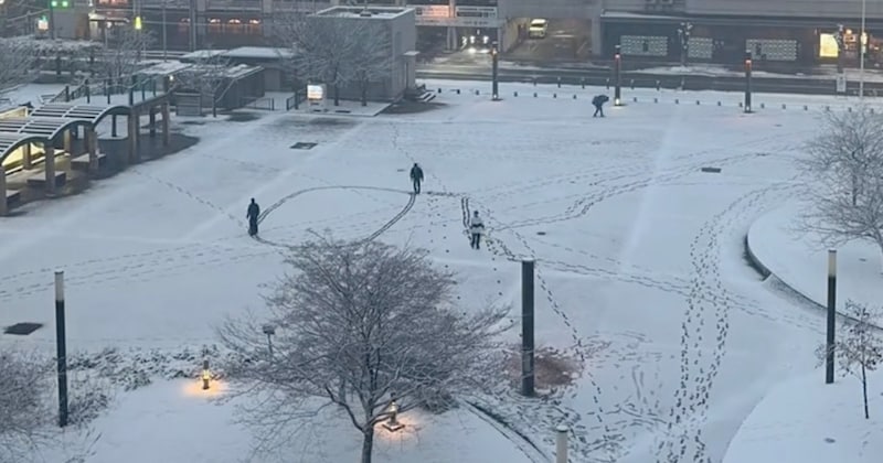 雪の日、3人の男子高校生が地面を歩くと……　完成した“まさかの言葉”に「ロマンチックですね」「スケールが大きすぎるのよ」