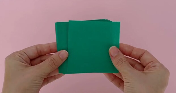 折り紙8枚をペタペタつなぐと……　部屋が一気に“クリスマス仕様”になるおしゃれアイテムが完成！