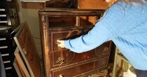 中古自宅の地下室で、古いチェストを発見→ボロボロの引き出しを開けると……「鑑定に出して！」　予想外の“お宝”にネット驚き【海外】