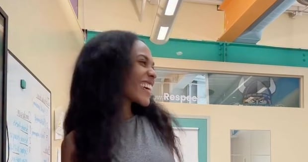 笑顔がステキな先生→学生時代には…… 「うわああああああ」 意外な“過去の姿”に「超クール」「友だちになりたかった」【海外】