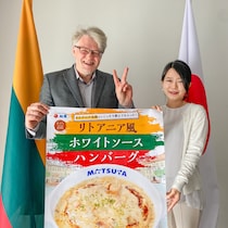 リトアニア大使「まつやああ！」　松屋で「リトアニア風ホワイトソースハンバーグ」8月27日発売、大使のお墨付き