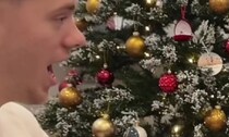 クリスマスのプレゼント交換をした夫婦→包みを開けると……　驚きの中身に「ほっこりする瞬間」「本当にかわいすぎる」の声【海外】