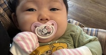 0歳娘のため買っておいた長袖→寒くなってきたので、着せてみると……　「ありゃりゃ～」まさかの姿に爆笑「成長が著しすぎる」