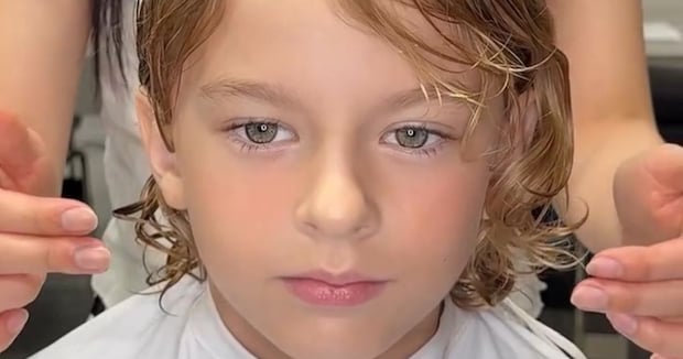 金髪の男の子が美容室でイメチェンしたら……「王子だ」 400万再生の“衝撃の仕上がり”に「AIじゃないの…?」「人形みたい」【海外】