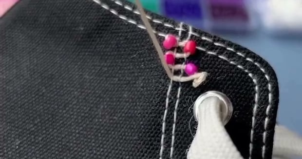 スニーカーに小さなビーズをいくつも縫い付けると……「完璧！」　120万再生のアレンジアイデアに「すごくきれい」「これ大好き！」【海外】