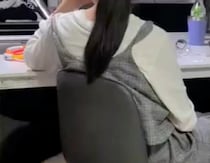 机に座る12歳の次女、足元をよく見ると……　　「静止画かと思った」「現代版ハチ公」まさかの光景に反響