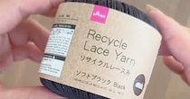 ダイソーのレース糸をかぎ針で編んで筒にすると……　220円で完成“冬にぴったりなアイテム”に「かわいすぎる～」「ハリ感が良いですね」