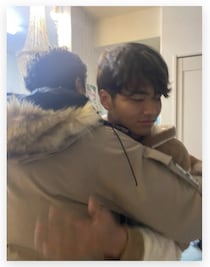 原田龍二、留学中の長男と切ない“別れのハグ”　親心伝わる後ろ姿に「寂しいですね」「羨ましい」