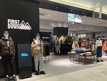 【画像：ファーストダウンの“フードが襟に収納できるアウター”】