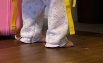 愛が重すぎる小学生の兄→覚悟を決めた1歳の妹が……　まさかの光景に「ニヤニヤが止まらない」「それにしても完璧なスタイル」