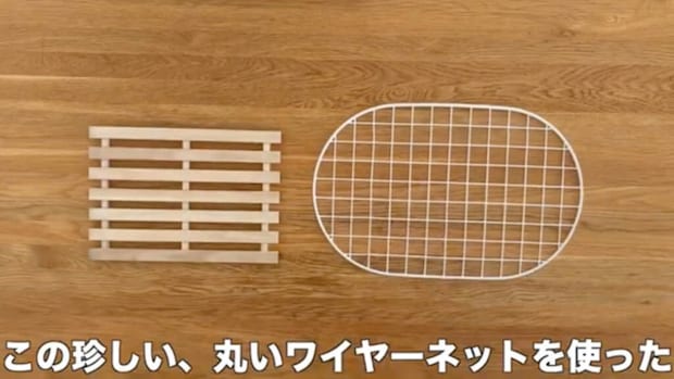 すのこにダイソー“丸いワイヤーネット”を被せて固定するだけで……　秒で感動、おしゃれな便利アイテムに反響