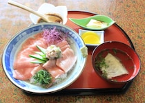 長崎県なのに佐賀県からしか行けない？　道の駅「鷹ら島」で食べられるまぐろ丼・アジフライが衝撃的！