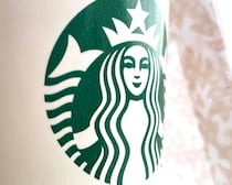 【画像：スタバの“ホリデー限定ミニポーチ”】