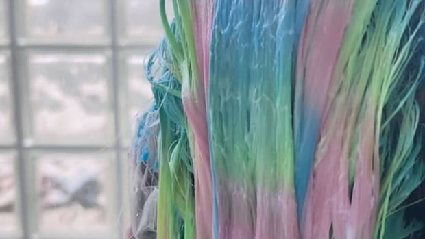 「ヘアカラーって自由でいいんだ!」→美容師が到達した究極のカラーは…… 宝石のような煌めきに「すごいなこれ」「可能性は無限大」