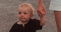 ママと手をつなぐ、1歳の男の子→29年後……「待って」「理解するまで数分かかった」　“衝撃の現在”に40万いいね【海外】