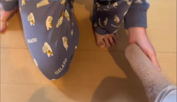 妊娠中、おなかが大きくて靴下を履けない妻が夫を呼ぶと……　驚きの光景が80万再生「尊くて泣きそうに」「なんかもう……」