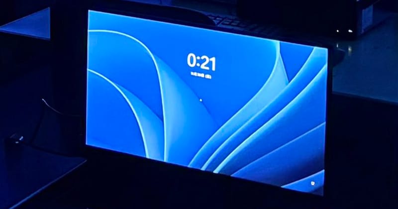 大学生→深夜の計算機室で課題をしていたら……　「軽くホラーww」驚きの事態が発生し「イルミネーションみたい」と200万表示