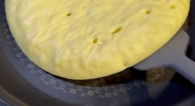 朝食にホットケーキを焼いていたら……　ひっくり返した瞬間の光景に「どうやってるんですか」「凄いです」の声