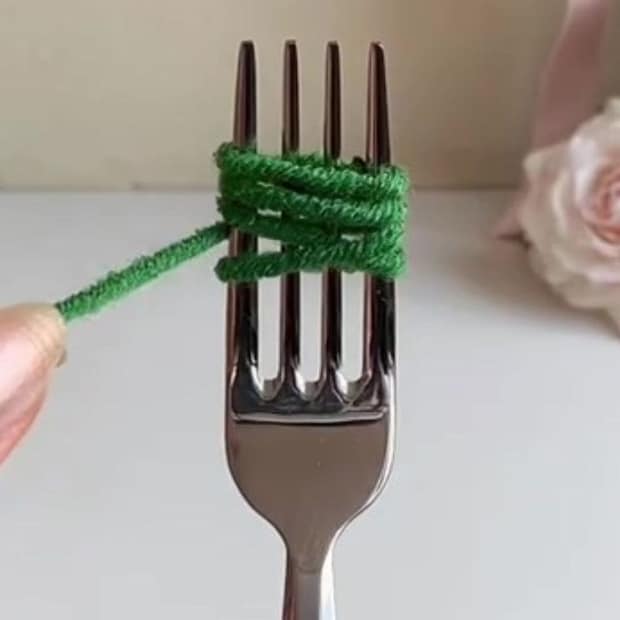 フォークに“毛糸”を巻き付けていくと……　冬にピッタリなアイテムが完成　「とってもかわいい！」と200万再生【海外ハンドメイド記事まとめ】