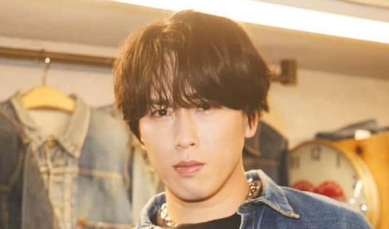 「様子がおかしいw」SnowMan宮舘涼太、公式グッズに異変　「宮舘担の癖がバレました」「爆笑した」「異彩放ちすぎ」「さすが舘様」