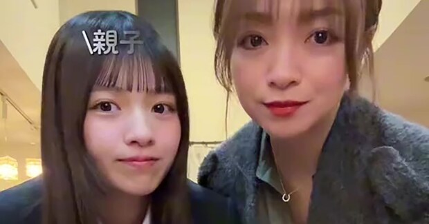 制服姿の娘と仕事服の母がコーデ交換したら……「ちょい待て親子!?」　まさかの着こなしに「全然違和感ない！」と200万再生