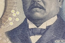 妻が「スゴイ見て見て！」と持ってきた1000円札→右下を見ると……　思わぬ光景に「すげぇ何これ？」「ニセ札みたい」