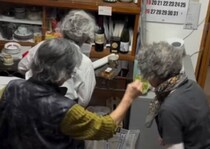 80歳超え3姉妹マダムがじゃんけんすると……「かぁわぁいい〜」　100万再生突破の光景に「ジブリみたい」「こんなおばあちゃんになりたい」