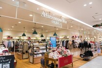 【画像】アフタヌーンティーの“スリットポケット付きロゴバッグ”