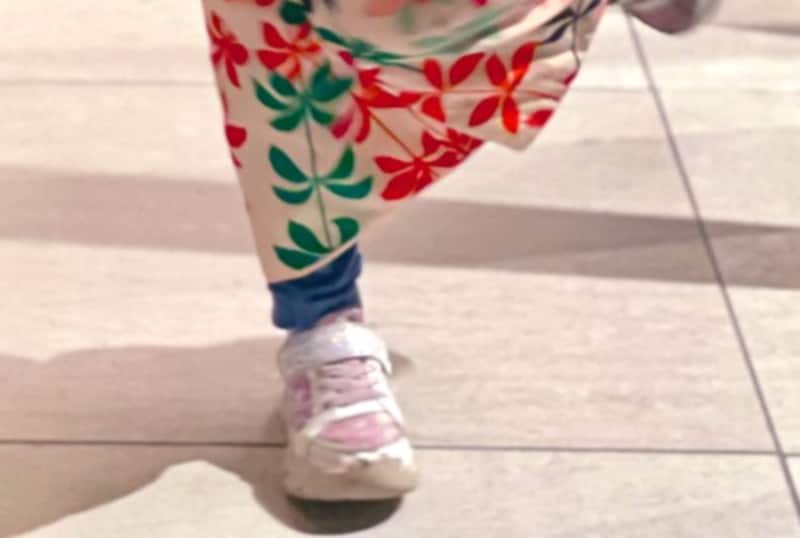 3歳娘は「寝起き1分でこれだよ」　ママが驚いた“完璧な姿”が147万表示「エネルギー半端ない」「CMとかに使われそう」