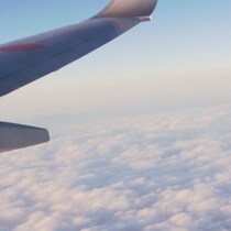 フランスから日本へ帰国中、機長からアナウンス→窓の外を見ると……　圧巻の光景に「震えた」「まさに日本の宝」