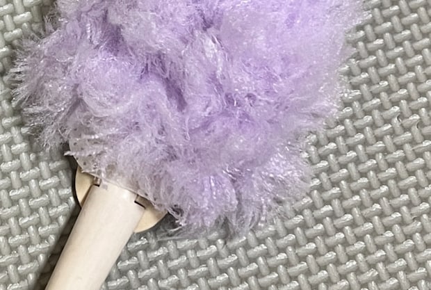 ハンディモップに“キッチン用品”をかぶせるだけで……　970万表示の目からウロコのお掃除ハックに「ズボラなわたしにピッタリ！」「これは革命」