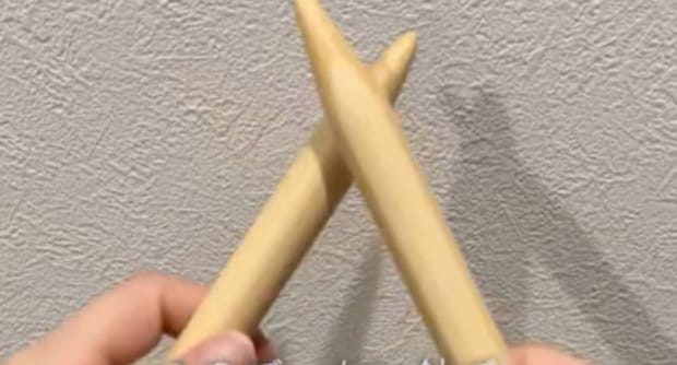 孫がおじいちゃんのため、でっかい針でふわふわの毛糸を編んでいくと……　完成したアイテムに「才能すごすぎる」「ゴージャス！」