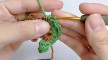 緑と茶色の毛糸を、ひたすら真っすぐ鎖編みしていくと……「作ってみたよ！」「これ大好き」　季節にぴったりな“クルクル”アイテムに反響【海外】