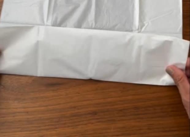 かさばりがちなビニール袋、底を3回折って……　目からウロコの“裏技”に「こっちの方が絶対いい」と100万回再生　投稿者に話を聞いた