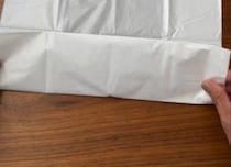 かさばりがちなビニール袋、底を3回折って……　目からウロコの“裏技”に「こっちの方が絶対いい」と100万回再生　投稿者に話を聞いた