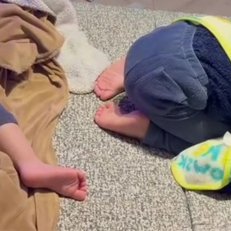 夫に「子どもたち起こして!」と頼んだら、爆音が鳴り響き…… 妻絶句の光景に「笑った」「大喜利大会じゃないねん!」