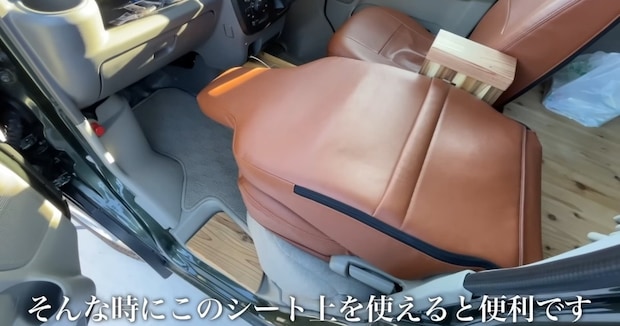 助手席がサイドテーブルに変身！　スペースを無駄にしない車中泊DIYに「商品化はありますか？」「とても丁寧な作業」