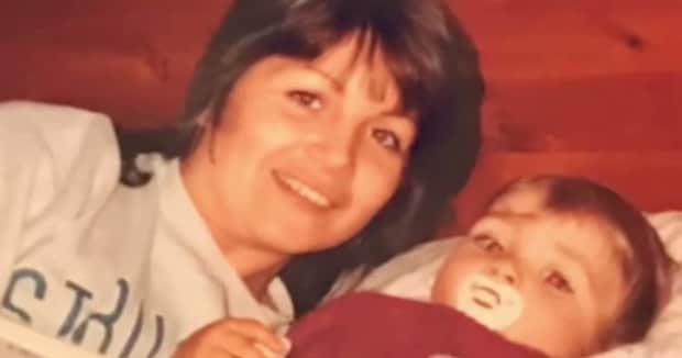 おしゃぶりをくわえる赤ちゃんと寄り添うママ→37年後……「え、ちょっと待って」　目を疑う“現在の姿”が194万再生【海外】