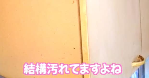 ヤニで黄ばんだキッチンの汚れに“魔法の水”をかけると…… 驚きのビフォーアフターに「勉強になります」の声