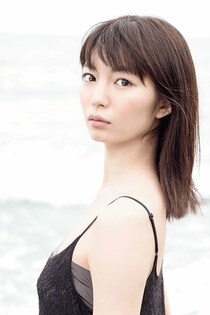 「顔はお父さん、全体はお母さんの遺伝子が」　仲村トオルの娘・ミオが初グラビア、“176センチ”の抜群なスタイル披露