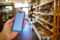 【画像】iPhone17用“1395円ストラップ付きケース”