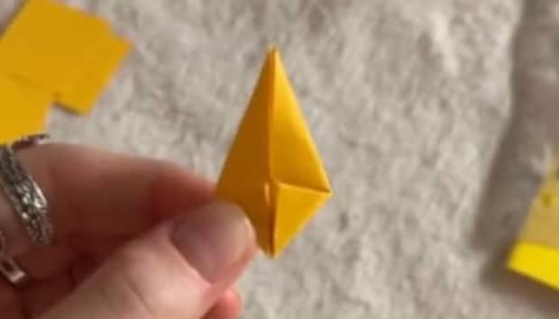 黄色の小さい紙をパタパタ折って、大量に作ると……　クリスマスにぴったりなアイテムが820万再生「作ってみたい！」【海外】